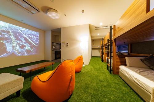 大阪STAY & GO Shinsaibashi-Kita的客房设有床、沙发和电视。