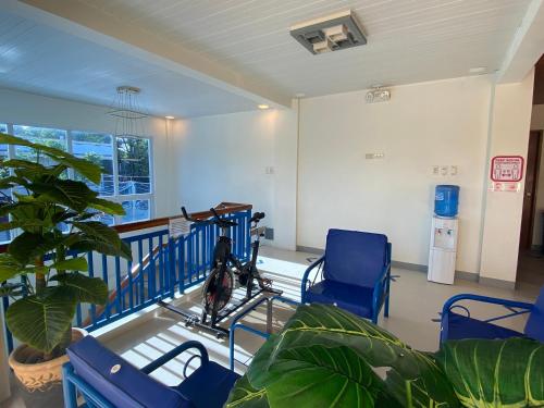 利安Hip Nautic Beach Resort powered by Cocotel的一间设有两把蓝色椅子的等候室,