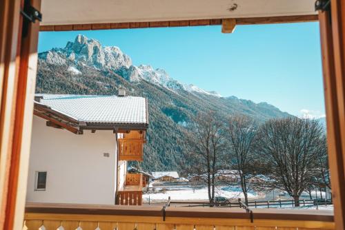 维哥迪法萨Casa di Franz的享有白雪 ⁇ 山景的窗户