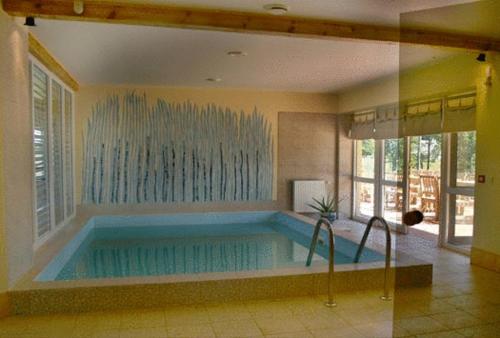 尤卡尔内雷达格斯旅馆的设有一个大型游泳池,