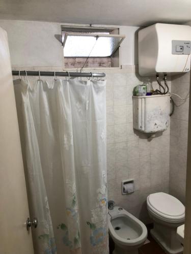 萨尔托La Susy的一间带卫生间和淋浴帘的浴室