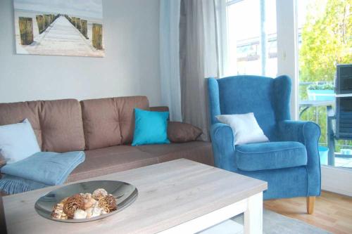 宾茨Haus Jahreszeiten Appartement Meeresrauscher by Unsere Urlaubszeit的客厅配有沙发和桌子