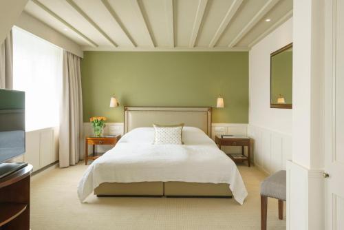 圣莫里茨苏维塔之家酒店的卧室配有白色的床和窗户。