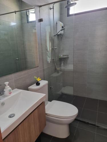 武里南BAAN DALAH POOL VILLA的浴室配有卫生间、盥洗盆和淋浴。