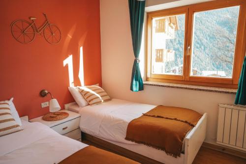 维哥迪法萨Casa di Franz的卧室配有两张床,墙上有一辆自行车