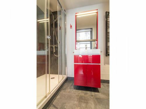 南特Gîte Nantes, 1 pièce, 2 personnes - FR-1-306-1182的一间红色橱柜和淋浴的浴室