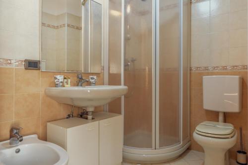库马约尔Chalet Pontal 1的一间带水槽、淋浴和卫生间的浴室