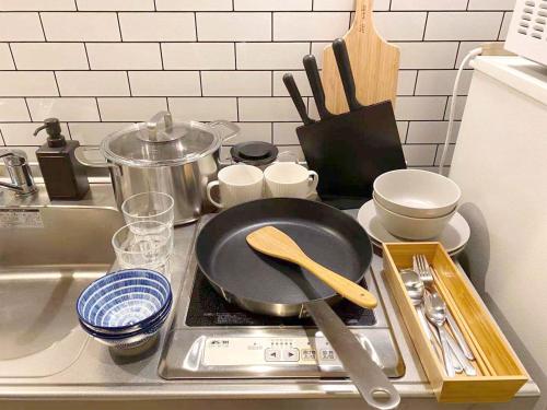 Tsubame Hotel Asakusabashi 3 minutes walk from Asakusabashi Station Near Asakusa, Akihabara, and Ueno Cooking utensils and kitchen washing machine available Direct access to Haneda and Narita airports的厨房或小厨房