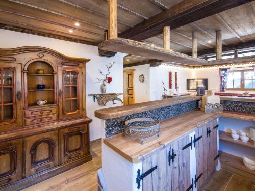福尔施陶Chalet Aualm - FRT100 by Interhome的一个带木制橱柜和木制天花板的大厨房