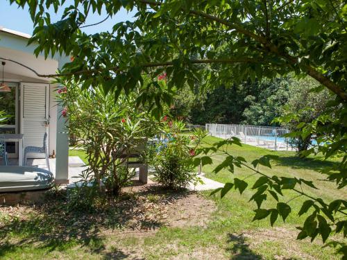 吉索纳恰Holiday Home A Suara - GHI160 by Interhome的一个带长凳和树的院子