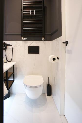 萨格勒布Fingerprint Luxury Apartments 2的一间带卫生间和水槽的浴室