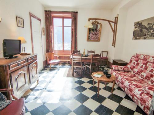 夏蒙尼-勃朗峰夏蒙尼莫扎迪斯公寓的客厅配有沙发和桌子