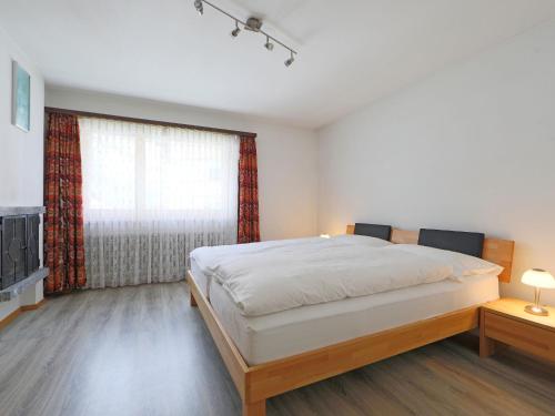采尔马特Apartment Silence-2 by Interhome的一间卧室设有一张大床和一个窗户。