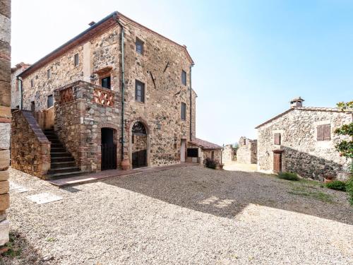 Casa MontacutoApartment Borgo Cerbaiola-2 by Interhome的一座古老的石头建筑,前面有楼梯