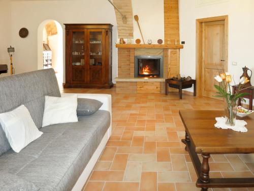 波马兰切Apartment Podere Sant'Elisa-3 by Interhome的带沙发和壁炉的客厅