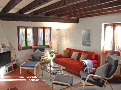 Aquila玛丽安拉奎拉度假屋的客厅配有红色的沙发和椅子