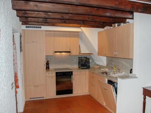 Aquila玛丽安拉奎拉度假屋的厨房配有木制橱柜和烤箱。