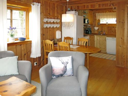 巴里斯川Chalet Målsnes - FJS015 by Interhome的厨房配有桌子和带鹿枕的椅子