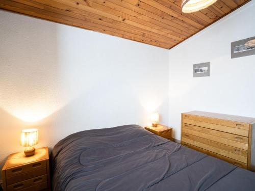 里蒙纽耶Apartment Le Jettay-13 by Interhome的一间卧室配有床和2个床头柜