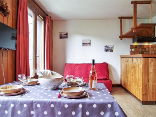 夏蒙尼-勃朗峰夏蒙尼雷尔蒙赛特公寓的一张带盘子和玻璃杯的桌子和一瓶葡萄酒