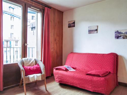 夏蒙尼-勃朗峰夏蒙尼雷尔蒙赛特公寓的客厅配有红色的沙发和椅子