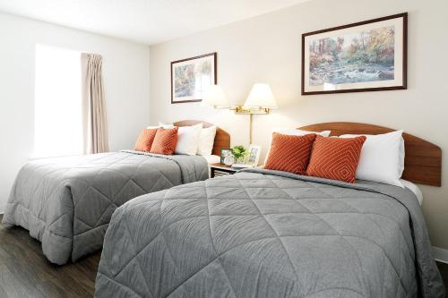梅肯InTown Suites Extended Stay Macon GA的酒店客房设有两张床和窗户。