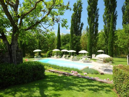 拉波拉诺泰尔梅Apartment San Biagio by Interhome的花园内的游泳池,带遮阳伞