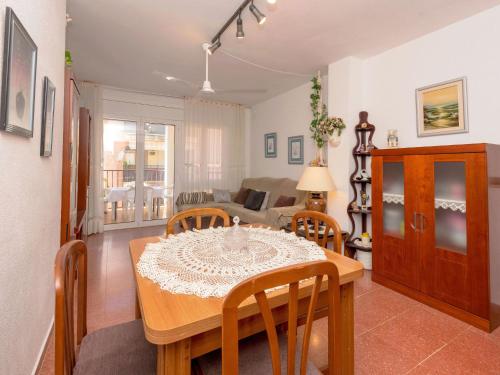 塞古德卡拉斐Apartment Edificio Garcomar I by Interhome的用餐室以及带桌椅的起居室。