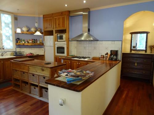 奥洛特Apartment Olot by Interhome的厨房配有木制橱柜和台面