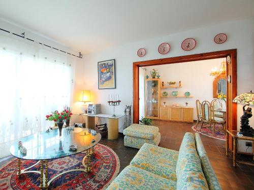 科马鲁加Villa Torre Yato by Interhome的带沙发和玻璃桌的客厅