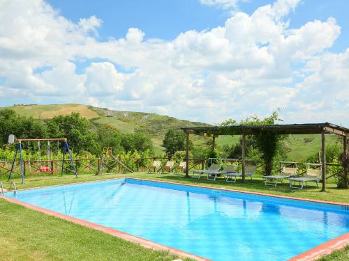 拉迪科法尼Holiday Home Val d'Orcia by Interhome的一个带凉亭和游乐场的大型游泳池