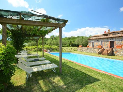 拉迪科法尼Holiday Home Val d'Orcia by Interhome的游泳池旁的一排躺椅