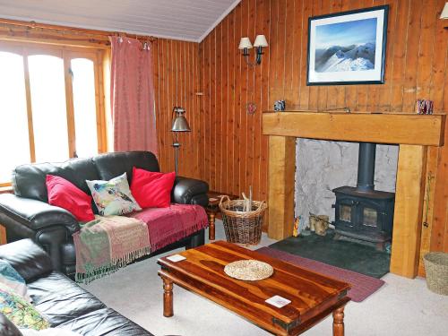 FiskavaigHoliday Home Fiskavaig by Interhome的带沙发和壁炉的客厅