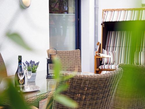 诺德代希Apartment Witthuus-Norderney by Interhome的一张桌子,上面放有两瓶葡萄酒和眼镜