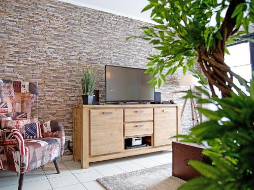 诺德代希Apartment Witthuus-Norderney by Interhome的客厅配有木梳妆台上的电视