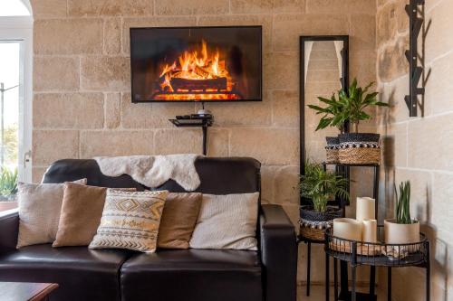 Santa LuċijaSweet Life Gozo的带沙发和壁炉的客厅