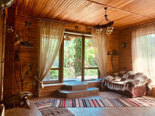 亚列姆切Бойківчанка的小木屋内的卧室,配有床和窗户