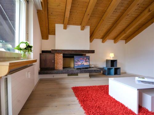 采尔马特Apartment Granit-5 by Interhome的客厅设有壁炉和红色地毯。