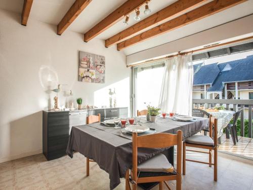 卡纳克海滩Apartment Mer et Plages by Interhome的厨房以及带桌椅的用餐室。