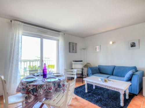卡布勒通Apartment les Terrasses du Cap by Interhome的客厅配有蓝色的沙发和桌子