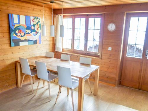 格林德尔瓦尔德Holiday Home Chalet Reinhysi by Interhome的一间带木桌和椅子的用餐室