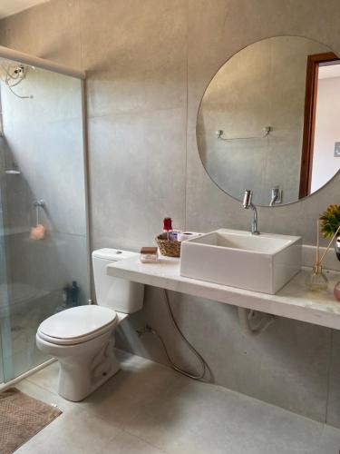巴拉格兰德Recanto da Barra Chalé的一间带卫生间、水槽和镜子的浴室