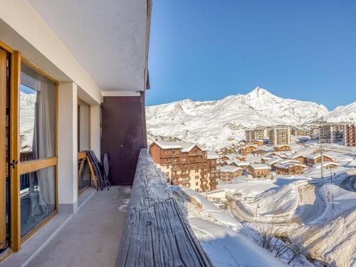 蒂涅Apartment Super Tignes-1 by Interhome的阳台享有雪覆盖的山脉美景。