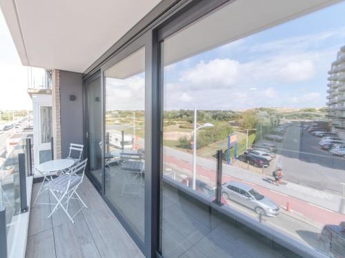 布列登Apartment Residentie Zoë by Interhome的享有街道景致的阳台
