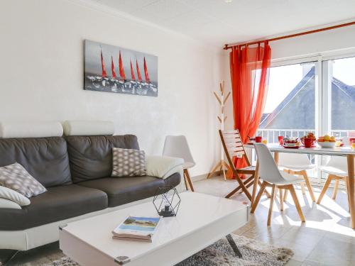 卡纳克海滩Apartment Kermario-1 by Interhome的客厅配有沙发和桌子
