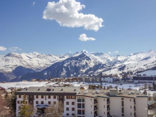 土绪尔Apartment L'Edioule by Interhome的享有带雪覆盖山脉的度假胜地的景致。