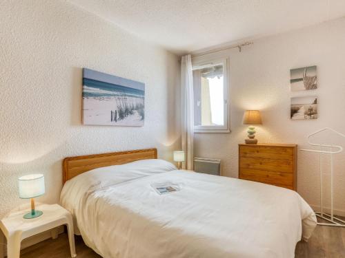 塞尼奥斯Apartment Trinquart-6 by Interhome的卧室设有一张白色大床和一扇窗户。