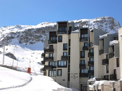 蒂涅Apartment Les Hauts du Val Claret - Val Claret-22 by Interhome的山前雪中建筑物
