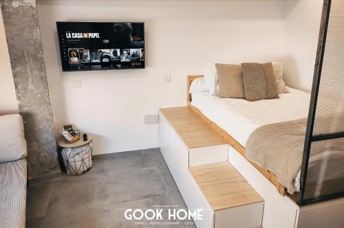 马拉加Gook Home BEACH的一间小卧室,配有一张床和墙上的标志