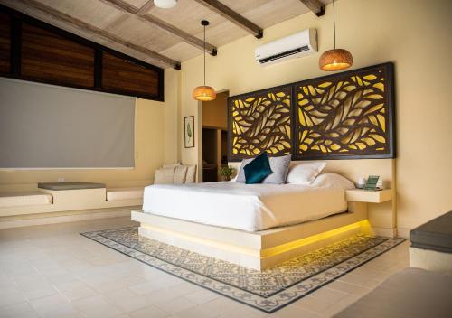 伯里塔卡Hotel La Finca Buritaca by DOT Premium的一间卧室配有一张大屏幕床